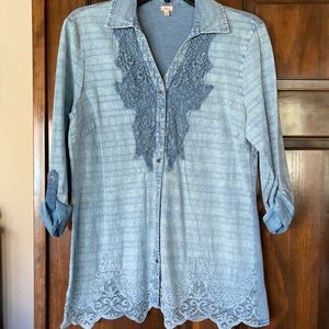 Reba lightweight top, size M. Light denim color